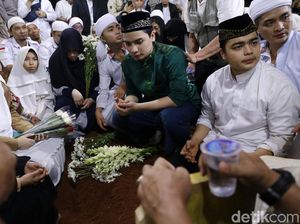 Bukti Ustaz Arifin Ilham Semasa Hidup Tak Pandang Orang dari Agamanya Bukti Ustaz Arifin Ilham Semasa Hidup Tak Pandang Orang dari Agamanya