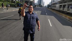Pekerja Kantoran di Kawasan Thamrin Mulai Hilir Mudik