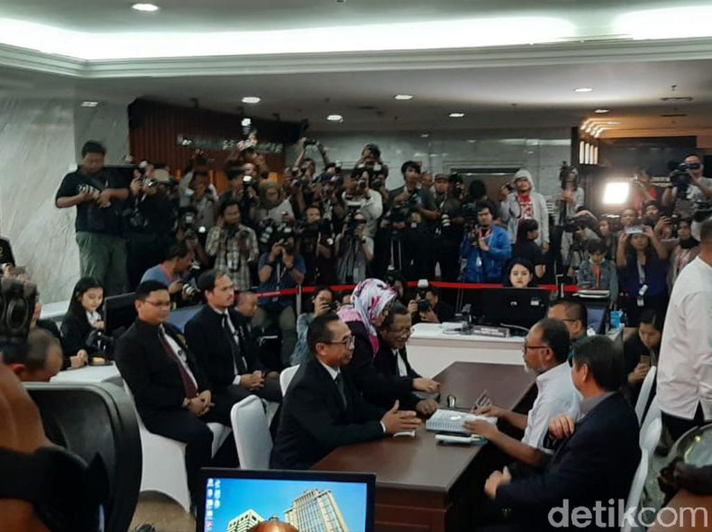 Tanpa Prabowo-Sandi, BPN Tiba di MK untuk Daftar Gugatan Pilpres Tanpa Prabowo-Sandi, BPN Tiba di MK untuk Daftar Gugatan Pilpres