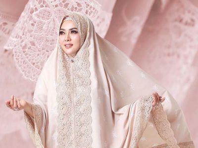 Bukan Bahannya yang Dilapisi Emas, Ini Fakta-fakta Mukena Syahrini