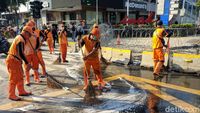 Aksi Petugas PPSU dan Damkar Bersihkan Jalan di Depan Bawaslu