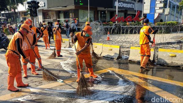 Aksi Petugas PPSU dan Damkar Bersihkan Jalan di Depan Bawaslu