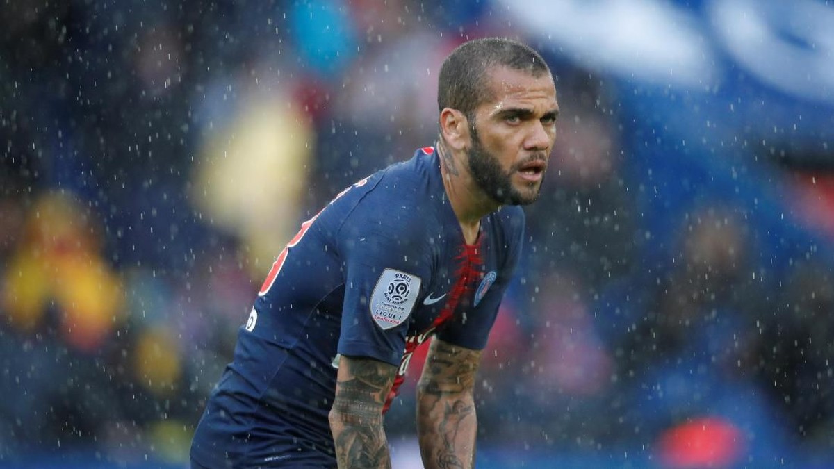 Dani Alves dikabarkan tertarik kembali ke Barcelona. (Foto: Charles Platiau/Reuters)