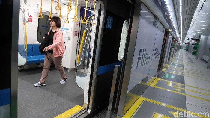 Fasilitas khusus disabilitas seperti lift di MRT Jakarta sering disalahgunakan. (Foto: Pradita Utama) Fasilitas khusus disabilitas seperti lift di MRT Jakarta sering disalahgunakan. (Foto: Pradita Utama)
