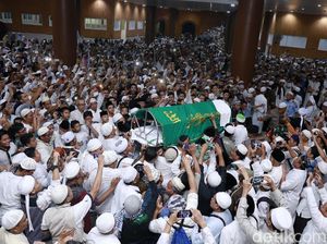 Ribuan Orang di Pemakaman Ustaz Arifin Ilham Ribuan Orang di Pemakaman Ustaz Arifin Ilham