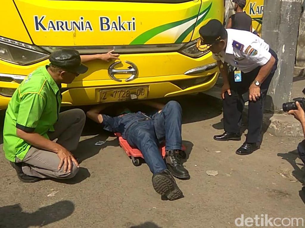 Petugas Kandangkan 30 Angkutan Tak Laik Jalan di Tasikmalaya Petugas Kandangkan 30 Angkutan Tak Laik Jalan di Tasikmalaya