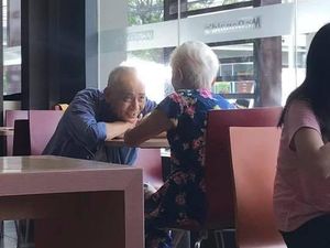 Foto Viral Pria Tua Tatap Istrinya dengan Penuh Cinta Ini Bikin Kagum Foto Viral Pria Tua Tatap Istrinya dengan Penuh Cinta Ini Bikin Kagum