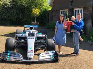 Surprise! Bocah Pengidap Kanker Dapat Hadiah Mobil F1 dari Lewis Hamilton