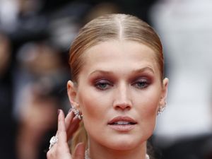 Tak Cuma Leonardo DiCaprio, Mantan Pacarnya yang Seksi Juga Eksis di Cannes