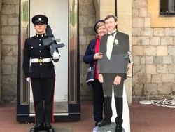 Wanita yang Traveling dengan Kardus Bergambar Mendiang Suaminya