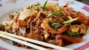 Gurih Kenyal Kwetiau Goreng Komplet Buat Sahur