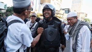 Harmonis! Momen Akrab Massa dengan Polisi di Depan Bawaslu
