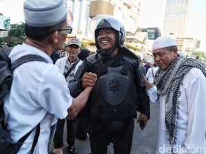 Harmonis! Momen Akrab Massa dengan Polisi di Depan Bawaslu
