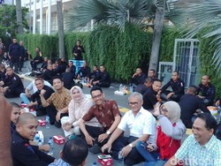 Relawan dan TKN Jokowi-Maruf Bukber dengan Aparat di Bundaran HI