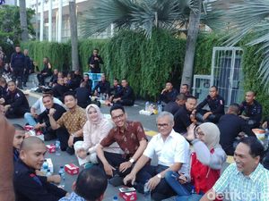 Relawan dan TKN Jokowi-Maruf Bukber dengan Aparat di Bundaran HI Relawan dan TKN Jokowi-Maruf Bukber dengan Aparat di Bundaran HI