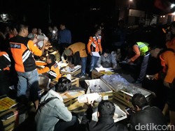 Tengah Malam, 77 Ribu Benih Lobster Sitaan Dilepas di Laut Selatan