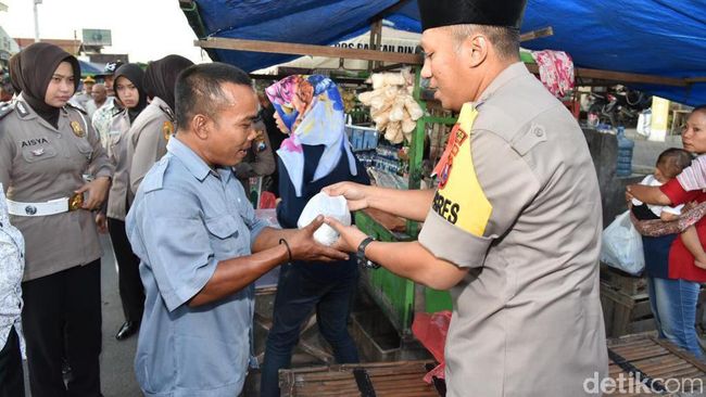 Berita Berbagi Sembako, Polisi Ajak Masyarakat Terus Jalin Silaturahmi Sabtu 20 April 2024