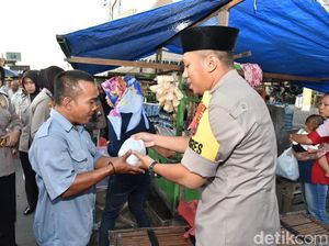 Berbagi Sembako, Polisi Ajak Masyarakat Terus Jalin Silaturahmi