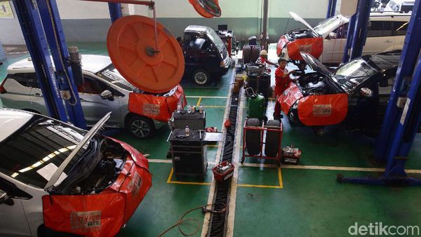 Jelang Lebaran, Bengkel Dipenuhi Mobil Pemudik