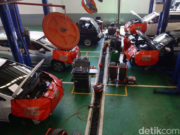 Jelang Lebaran, Bengkel Dipenuhi Mobil Pemudik