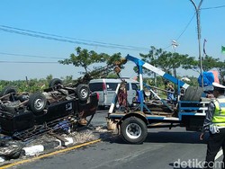 Pecah Ban, Pikap Muat Ikan Terbalik di Lamongan