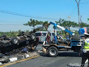 Pecah Ban, Pikap Muat Ikan Terbalik di Lamongan Pecah Ban, Pikap Muat Ikan Terbalik di Lamongan