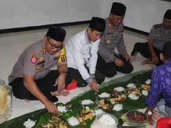 Polisi dan Santri di Kota Kediri Bersatu dalam Kembulan Nasi Liwet
