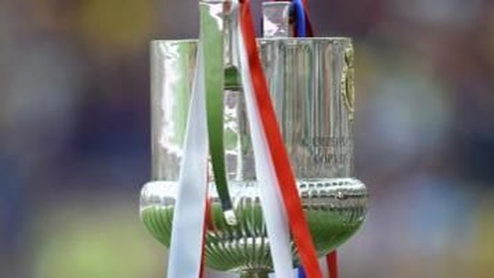 The Copa del Rey trophy is pictured prior to the Spanish Copa del Rey (Kings Cup) final football match Athletic Club Bilbao vs FC Barcelona at the Camp Nou stadium in Barcelona on May 30, 2015.   AFP PHOTO/ LLUIS GENE (Photo by LLUIS GENE / AFP)