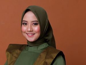 Lewat Nyanyi, Hijabers Ini Biayai Hidupnya Sejak SMA Lewat Nyanyi, Hijabers Ini Biayai Hidupnya Sejak SMA