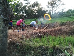 Duarr...Serunya Bocah Ponorogo Main Bontosan Saat Ngabuburit