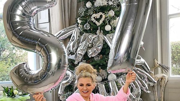 Pesona Ibu 57 Tahun, Jadi Bintang Instagram Karena Gaya Glamour & Awet Muda