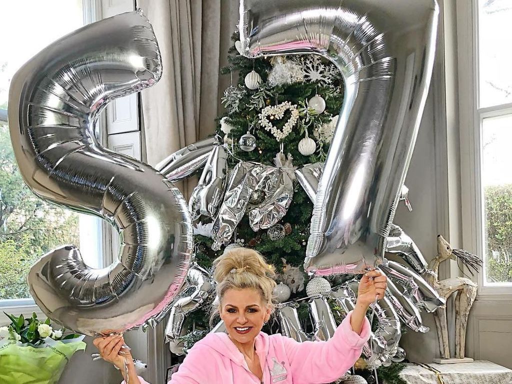 Pesona Ibu 57 Tahun, Jadi Bintang Instagram Karena Gaya Glamour & Awet Muda