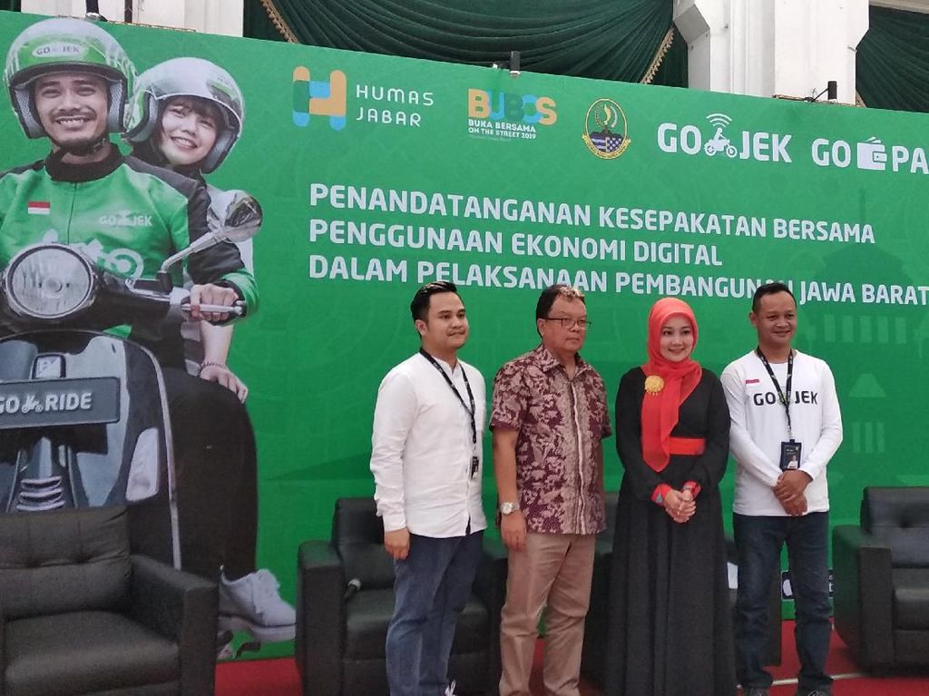 Go-Jek Siap Bantu Pasarkan Produk UMKM Warga Jabar Go-Jek Siap Bantu Pasarkan Produk UMKM Warga Jabar