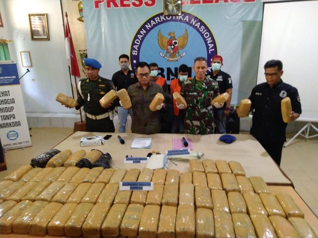 BNN Jambi Gagalkan Penyelundupan 74 Kg Ganja, 1 Oknum TNI Ditangkap BNN Jambi Gagalkan Penyelundupan 74 Kg Ganja, 1 Oknum TNI Ditangkap