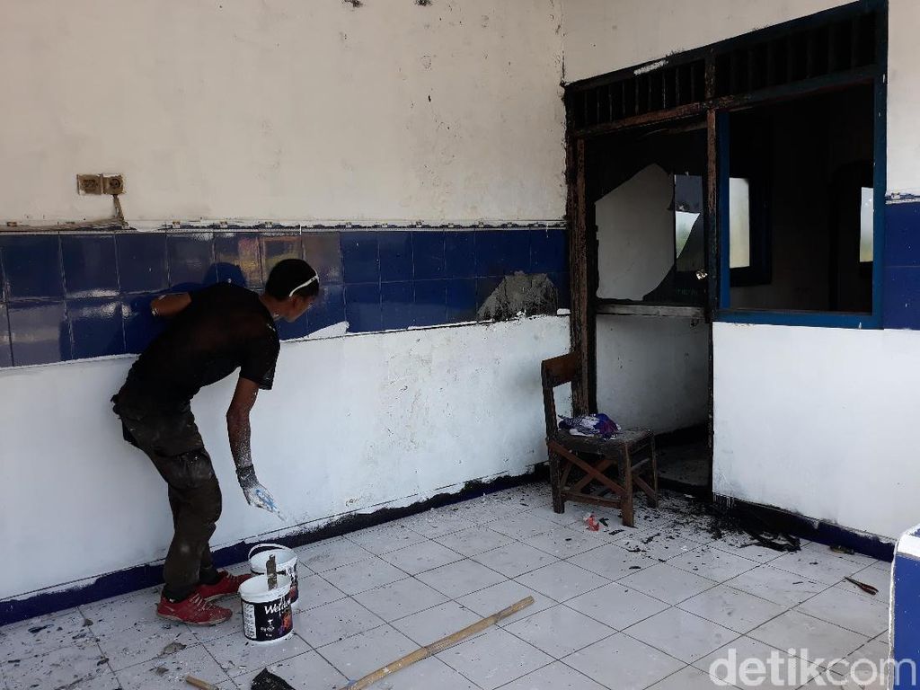 Saksi: Ada Orang Datang Menyalakan Api di Pos Polisi Pakis Klaten Saksi: Ada Orang Datang Menyalakan Api di Pos Polisi Pakis Klaten
