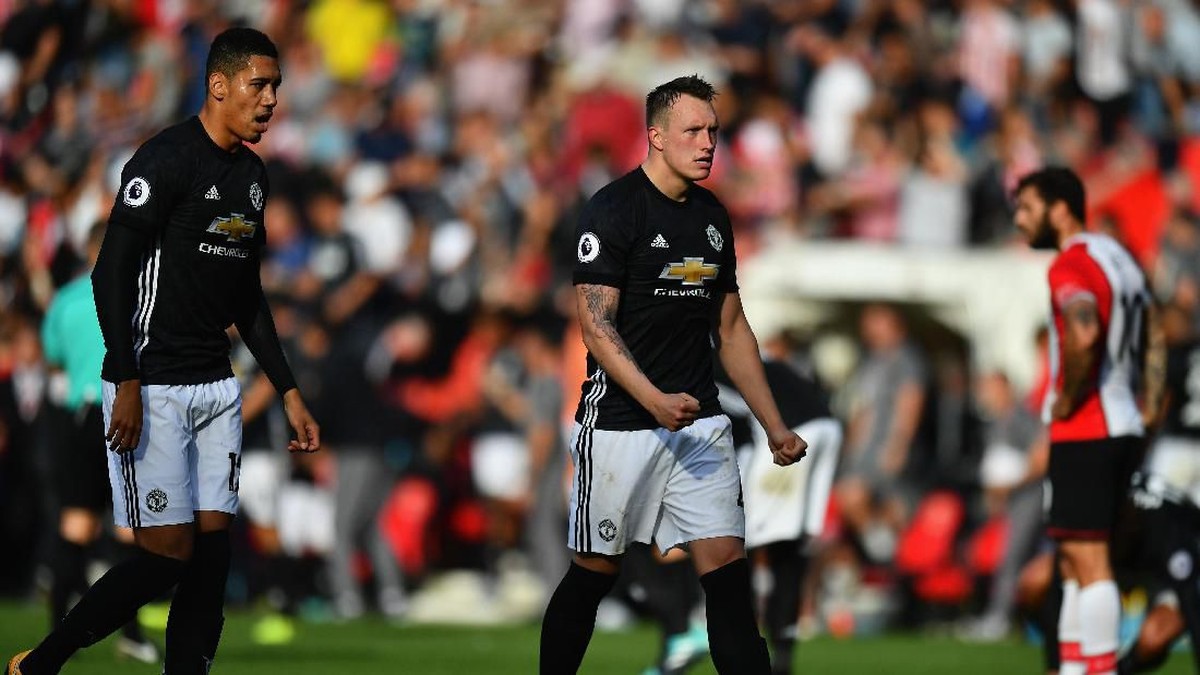 Chris Smalling dan Phil Jones dikabarkan tengah jadi bidikan Everton (Dan Mullan / Getty Images)