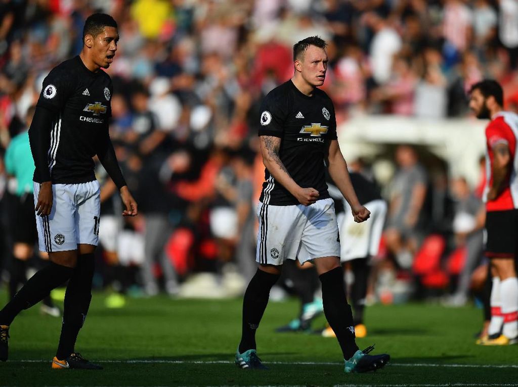 Sebagian Pemain MU Tak Senang Young, Smalling, Jones Dikontrak Lagi Sebagian Pemain MU Tak Senang Young, Smalling, Jones Dikontrak Lagi