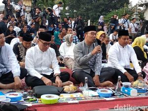 Jalin Persatuan, Warga Jawa Barat Kompak Buka Bersama di Jalanan