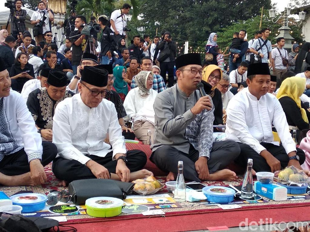Jalin Persatuan, Warga Jawa Barat Kompak Buka Bersama di Jalanan Jalin Persatuan, Warga Jawa Barat Kompak Buka Bersama di Jalanan