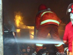 Momen Petugas Damkar Selamatkan 5 Korban Terjebak Kebakaran