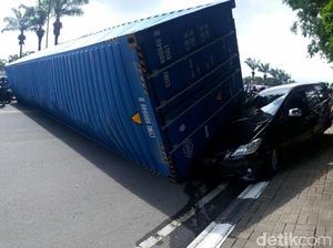 Hilang Kendali, Truk Kontainer di Palembang Terguling Timpa Mobil