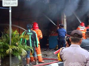 Cerita Damkar Selamatkan 5 Korban Terjebak Kebakaran di Sukabumi