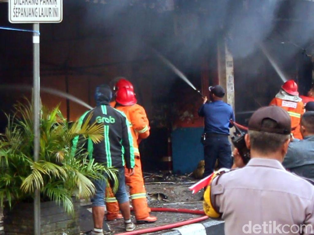 Cerita Damkar Selamatkan 5 Korban Terjebak Kebakaran di Sukabumi Cerita Damkar Selamatkan 5 Korban Terjebak Kebakaran di Sukabumi