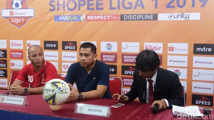 Perseru Badak Lampung FC, Jan Saragih, usai dihajar PSM Makassar. (Foto: Reinhard Soplantila/Detikcom Perseru Badak Lampung FC, Jan Saragih, usai dihajar PSM Makassar. (Foto: Reinhard Soplantila/Detikcom