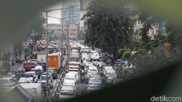 Penampakan Kendaraan Menumpuk Padati Kawasan Tanah Abang