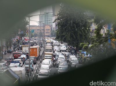 Penampakan Kendaraan Menumpuk Padati Kawasan Tanah Abang
