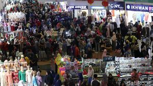 Aksi 22 Mei Mereda, Masyarakat Habiskan THR di Pasar Tanah Abang