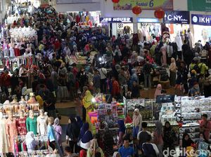 Aksi 22 Mei Mereda, Masyarakat Habiskan THR di Pasar Tanah Abang