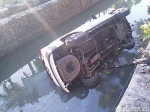 Hindari Motor Berhenti Mendadak, Mobil Ini Nyemplung Sungai