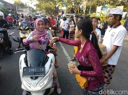 Gaungkan Pluralisme, Pemuda Hindu Banyuwangi Bagi Takjil